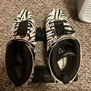 riedell dart zebra print roller skaters size 9